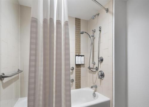 Habitación con cama extragrande, sofá cama y bañera accesible - Adaptada para personas con discapacidad del hotel Hyatt Place Secaucus/meadowlands. Foto 3