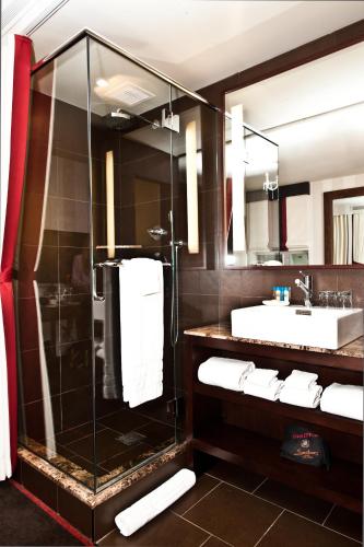 Habitación Deluxe con cama extragrande del hotel Sanctuary New York. Foto 1