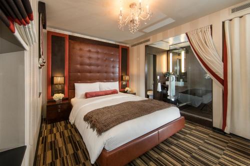 Alojamiento Sanctuary con cama extragrande del hotel Sanctuary New York