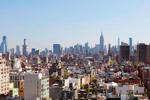 Habitación con cama extragrande y vistas a la ciudad del hotel Sheraton Tribeca. Foto 1