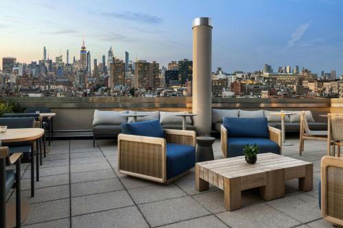 Habitación Estándar con cama extragrande y patio del hotel Sheraton Tribeca