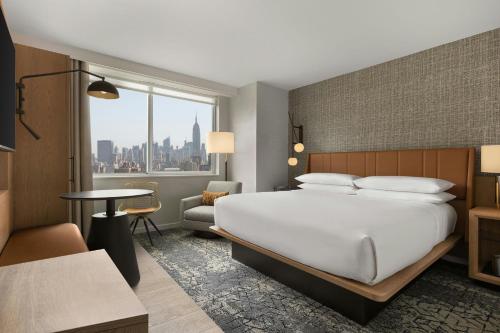 Habitación con cama extragrande y vistas a la ciudad del hotel Sheraton Tribeca. Foto 1