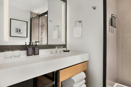 Habitación con cama extragrande y vistas a la ciudad del hotel Sheraton Tribeca. Foto 4