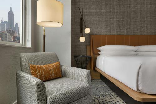 Habitación Estándar con cama extragrande y patio del hotel Sheraton Tribeca. Foto 1