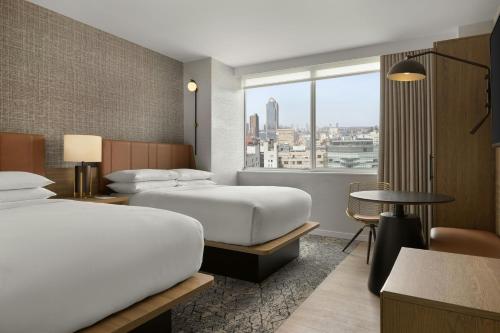 Habitación Doble con 2 camas dobles y patio del hotel Sheraton Tribeca. Foto 1