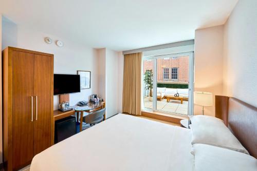 Habitación Estándar con cama extragrande y patio del hotel Sheraton Tribeca. Foto 1