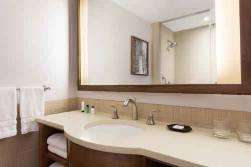 Habitación Estándar con cama extragrande y patio del hotel Sheraton Tribeca. Foto 5