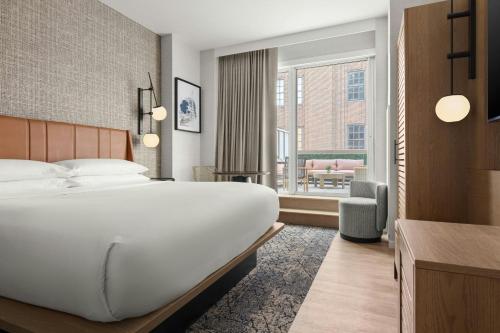 Habitación Estándar con cama extragrande y patio del hotel Sheraton Tribeca. Foto 7