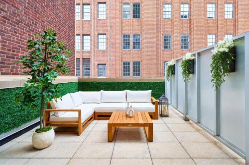 Habitación Estándar con cama extragrande y patio del hotel Sheraton Tribeca. Foto 3
