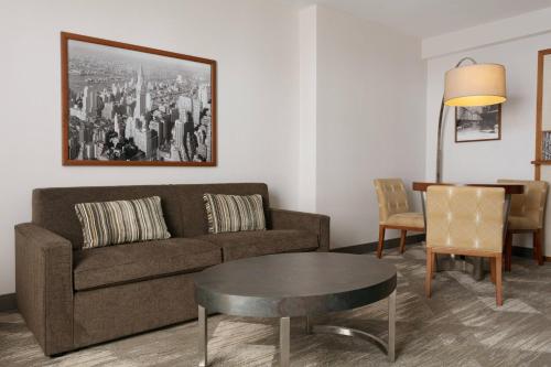 Habitación Superior con sofá cama extragrande del hotel Sheraton Tribeca. Foto 1