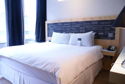 Habitación con cama extragrande. del hotel TRYP by Wyndham New York City Times Square / Midtown. Foto 3