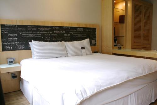 Habitación con cama extragrande. del hotel TRYP by Wyndham New York City Times Square / Midtown. Foto 4