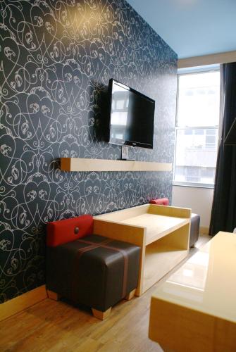Habitación con cama extragrande. del hotel TRYP by Wyndham New York City Times Square / Midtown. Foto 6