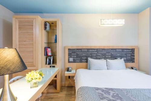 Habitación con cama extragrande. del hotel TRYP by Wyndham New York City Times Square / Midtown. Foto 7