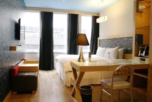 Habitación con cama extragrande. del hotel TRYP by Wyndham New York City Times Square / Midtown. Foto 5