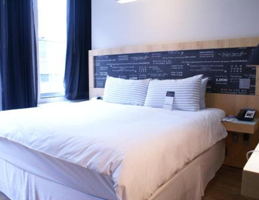 Habitación con cama extragrande del hotel TRYP by Wyndham New York City Times Square / Midtown