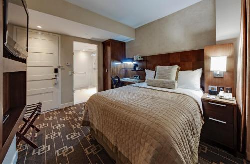 Habitación Premium con balcón - 1 cama grande del hotel Wyndham Garden Chinatown. Foto 1