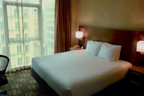 Habitación Deluxe con cama extragrande - No fumadores del hotel Wyndham Garden Chinatown. Foto 2