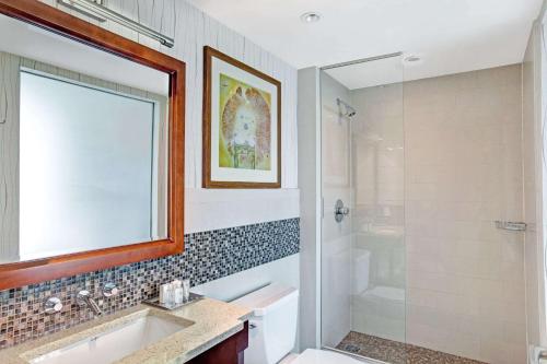 Habitación Deluxe con cama extragrande - No fumadores del hotel Wyndham Garden Chinatown. Foto 3