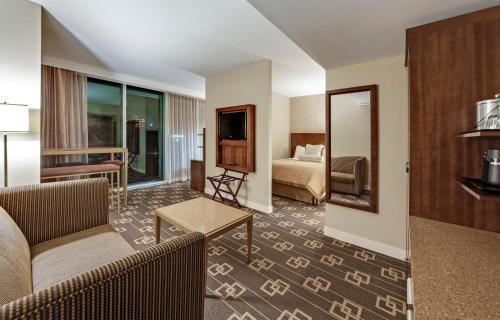 Suite de 1 dormitorio con cama grande - Planta superior del hotel Wyndham Garden Chinatown. Foto 1