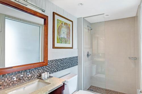 Suite de 1 dormitorio con cama grande - Planta superior del hotel Wyndham Garden Chinatown. Foto 2