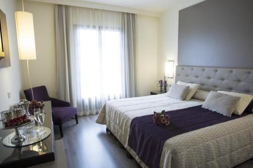 Habitación Doble Superior con Balcón del hotel Complejo Paris. Foto 1