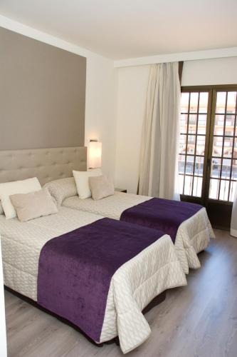 Habitación doble superior con balcón y dos camas del hotel Complejo Paris. Foto 2