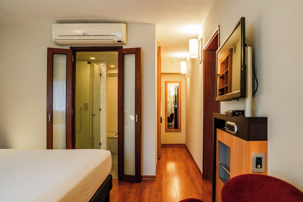 Habitación estándar, 1 cama de matrimonio grande, accesible en silla de ruedas del hotel Novotel Lima San Isidro. Foto 1