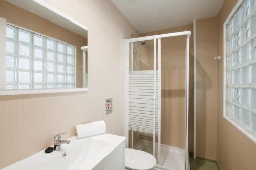 Habitación Doble con baño privado - 2 camas del hotel Adjovimar Apartamentos