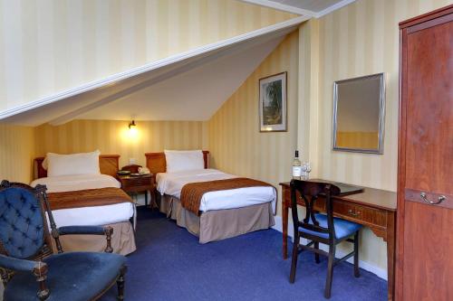 Habitación Triple del hotel Best Western Swiss Cottage. Foto 1