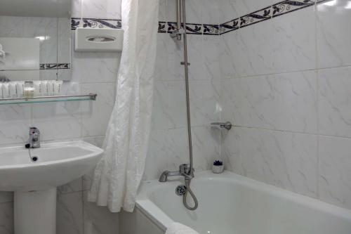 Habitación Triple del hotel Best Western Swiss Cottage. Foto 2