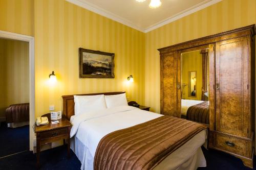 Habitación familiar - cama doble e individuales del hotel Best Western Swiss Cottage. Foto 2