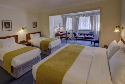 Family Room with One Double Bed and Two Single Beds - Non - Smoking del hotel Best Western Swiss Cottage