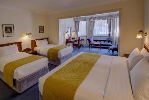 Family Room with One Double Bed and Two Single Beds - Non - Smoking del hotel Best Western Swiss Cottage. Foto 2