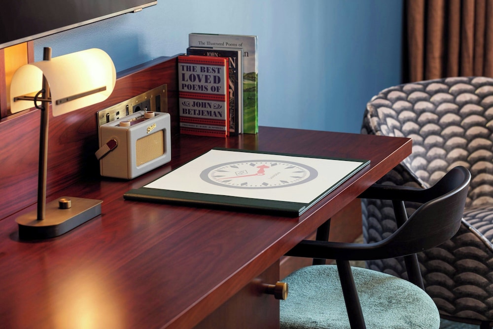 Premier King Bedroom del hotel St Pancras London, Autograph Collection. Foto 1