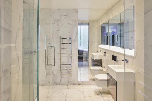 Habitación Superior con cama extragrande del hotel Eccleston Square. Foto 9