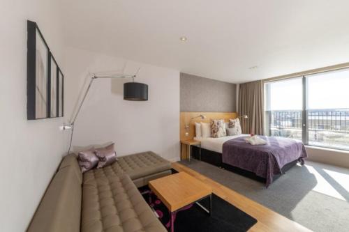 Suite Junior con balcón y acceso al club lounge del hotel Apex Temple Court. Foto 4