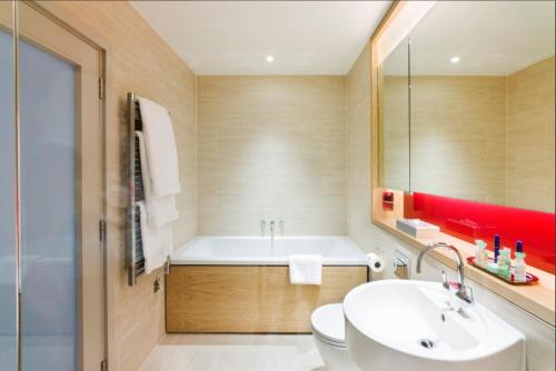 Suite Junior con balcón y acceso al club lounge del hotel Apex Temple Court. Foto 6