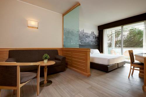 Habitación Triple con balcón del hotel Occidental Aran Park. Foto 3