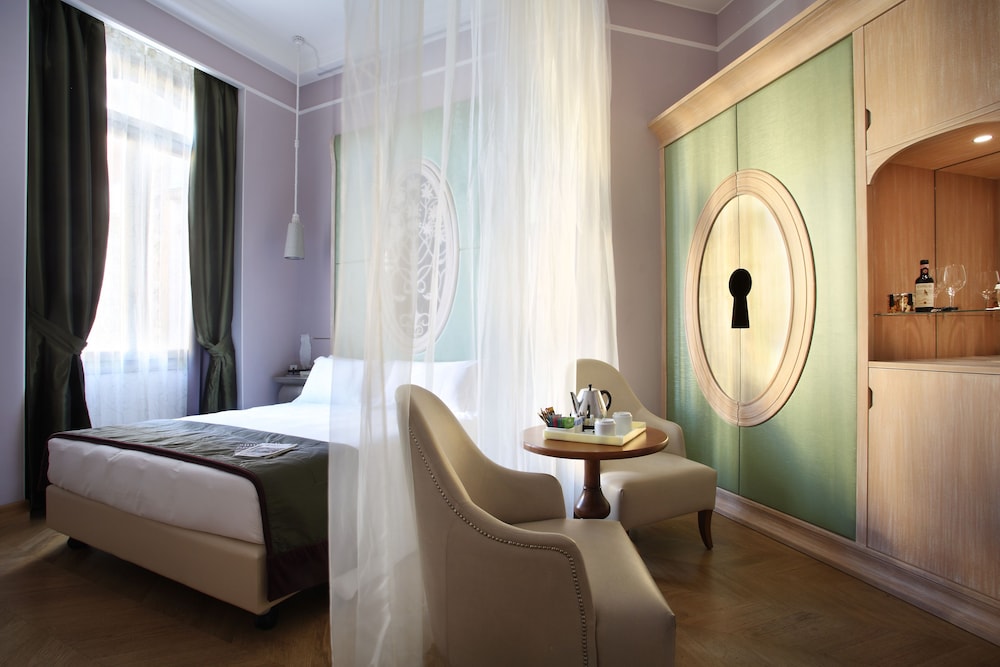 Habitación superior con 1 cama doble o 2 individuales del hotel Château Monfort - Relais & Châteaux. Foto 1