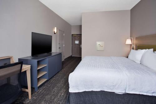 Habitación con cama extragrande y ducha a ras de suelo - Adaptada para personas de movilidad reducida y con discapacidad auditiva del hotel Hampton Inn & Suites Newark Airport Elizabeth