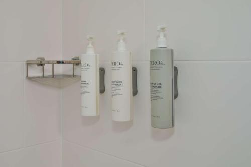 Habitación con cama extragrande y ducha a ras de suelo - Adaptada para personas de movilidad reducida y con discapacidad auditiva del hotel Hampton Inn & Suites Newark Airport Elizabeth. Foto 2