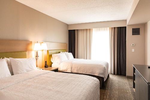Suite con 2 camas grandes del hotel Hampton Inn & Suites Newark Airport Elizabeth. Foto 3