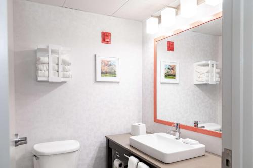 Suite con 2 camas grandes del hotel Hampton Inn & Suites Newark Airport Elizabeth. Foto 7