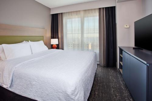 Suite con cama extragrande del hotel Hampton Inn & Suites Newark Airport Elizabeth. Foto 1