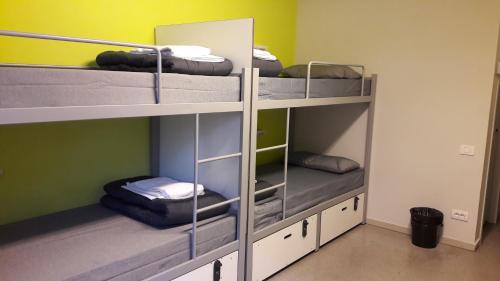 Cama individual en un dormitorio compartido femenino de 8 camas del hotel Barcelona Pere Tarrés Youth