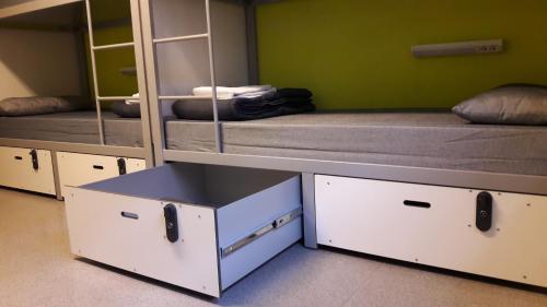 Cama individual en un dormitorio compartido masculino de 8 camas del hotel Barcelona Pere Tarrés Youth. Foto 1