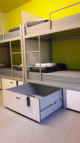 Cama individual en un dormitorio compartido masculino de 8 camas del hotel Barcelona Pere Tarrés Youth. Foto 2