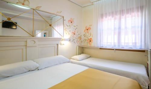 Habitación Doble con cama supletoria del hotel Yit Puerta Bisagra. Foto 5