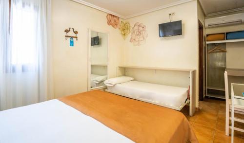 Habitación Doble con cama supletoria del hotel Yit Puerta Bisagra. Foto 6